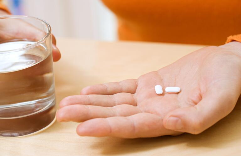 hand-holding-aspirin-comprimido