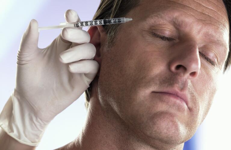 Homem Maduro Recebendo Injecção na Testa
