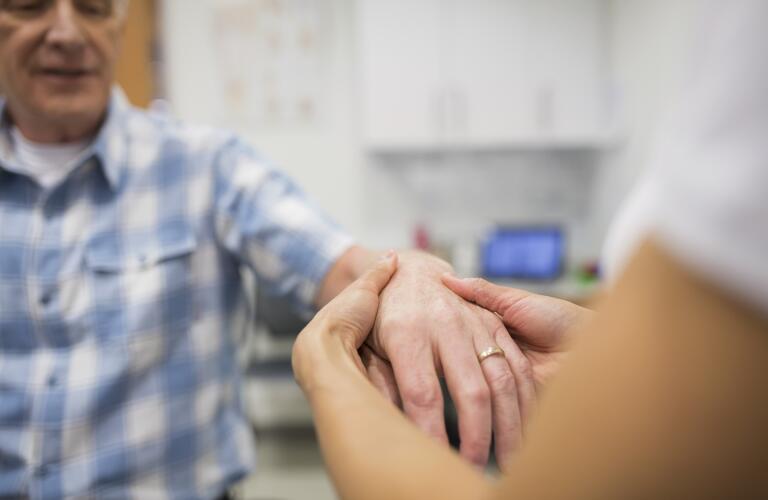 zbliżenie lekarza lub fizykoterapeuty uczucie z powrotem pacjenta dłoni
