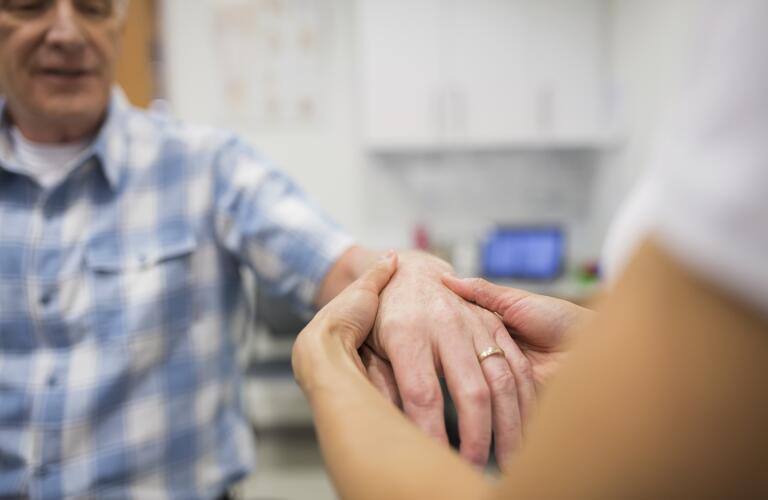 closeup de medic sau kinetoterapeut senzație de spate a mâinii pacientului
