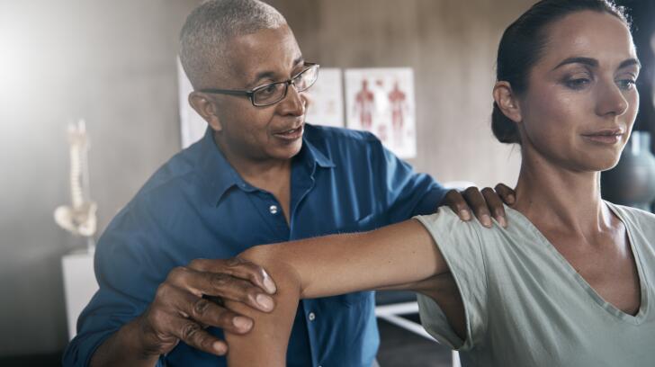 физиотерапевт-осмотр-женщина-плечо