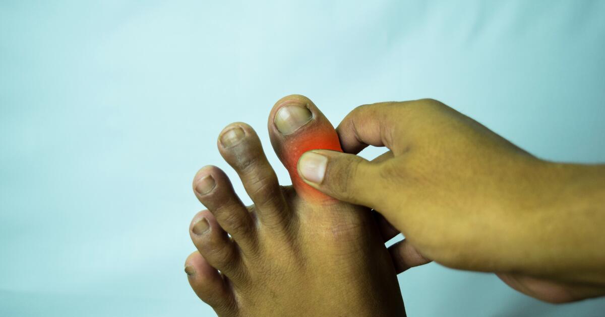 sharp needle like pain in foot