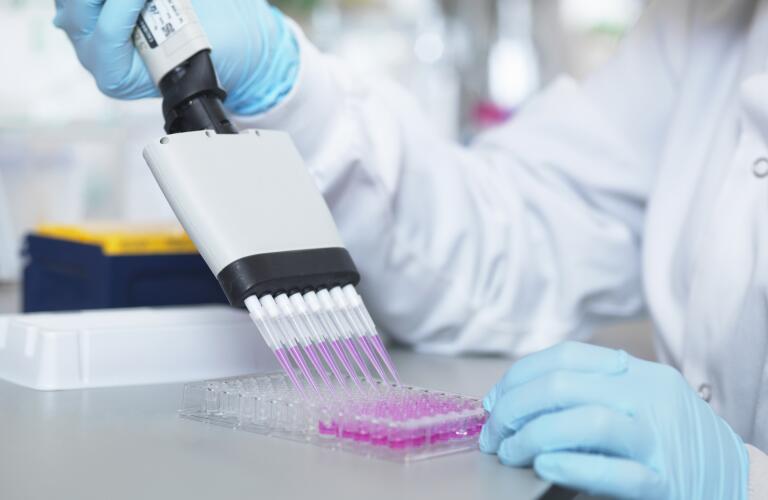 multi-channel-pipette-in-laboratory