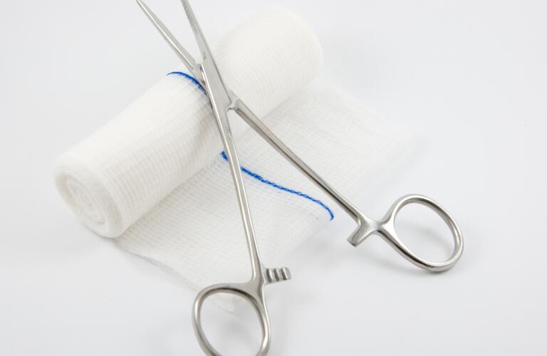 Alligator-Clip-on-a-rolled-bandage