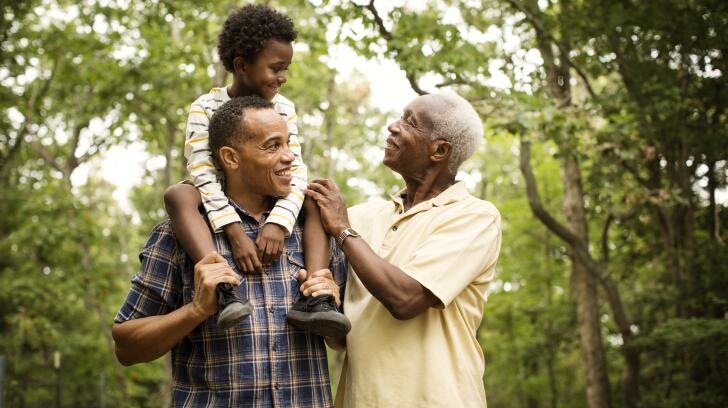 Heureux père fils et grand-père afro-américain en randonnée