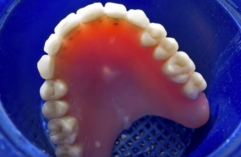 6 Steps To Clean Dentures