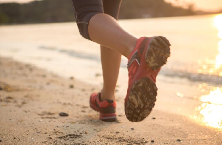 Lopen op het strand bij zonsondergang