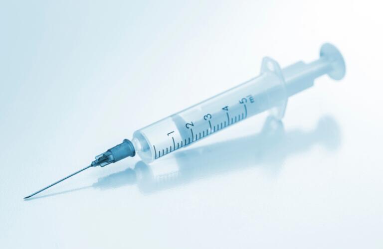 Medical syringe with needle