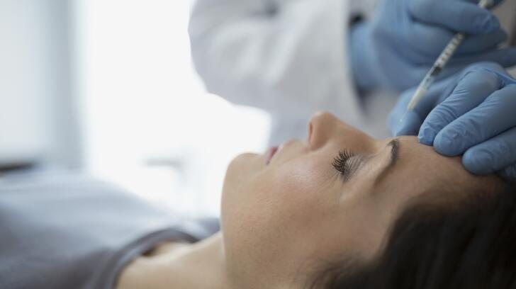 woman-receiving-botox-injection-on-forehead