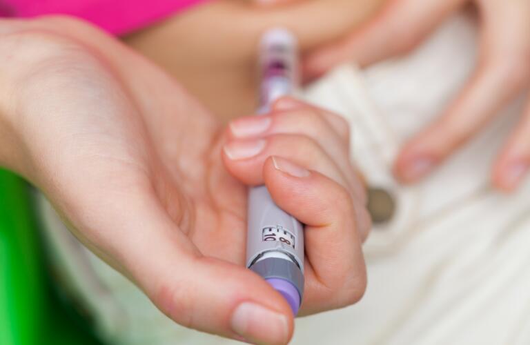 injecting-insulin
