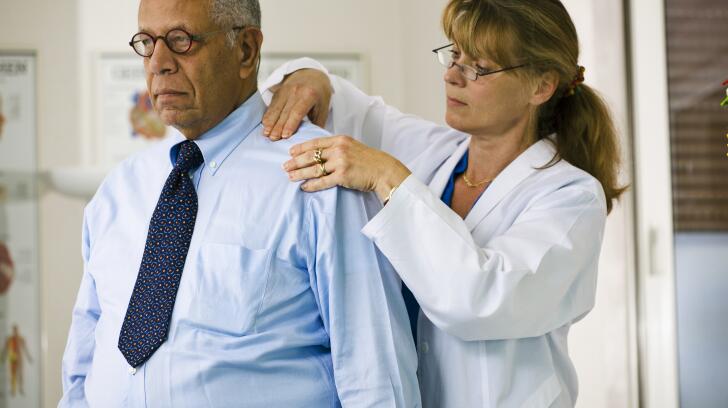 врач-осмотр-пациенты-плечо