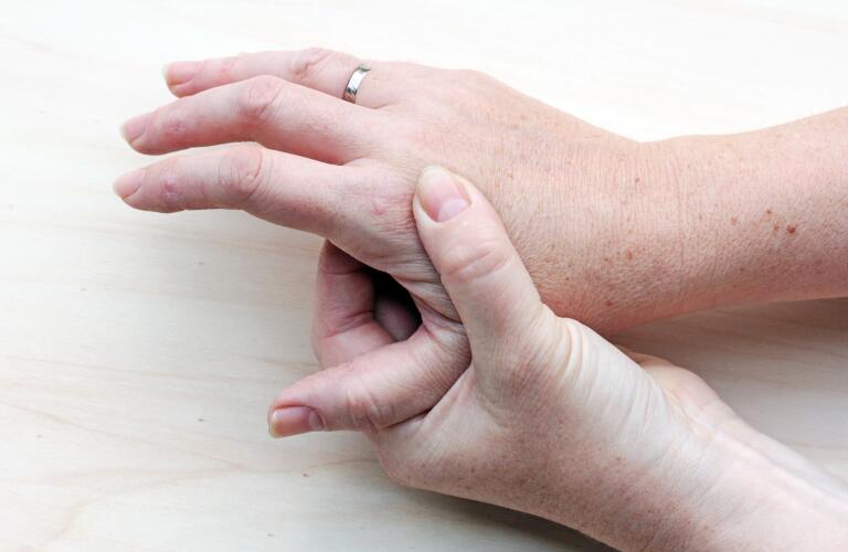 woman-holding-hand