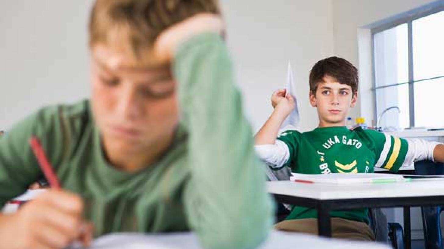 Почему подростки не хотят учиться. Почему мой ребёнок не хочет учиться. Почему подростки не хотят учиться. Школьник с родителями. Подростки в школе.