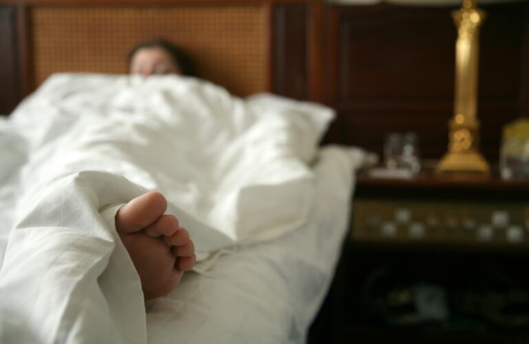 woman-sleeping-in-bed