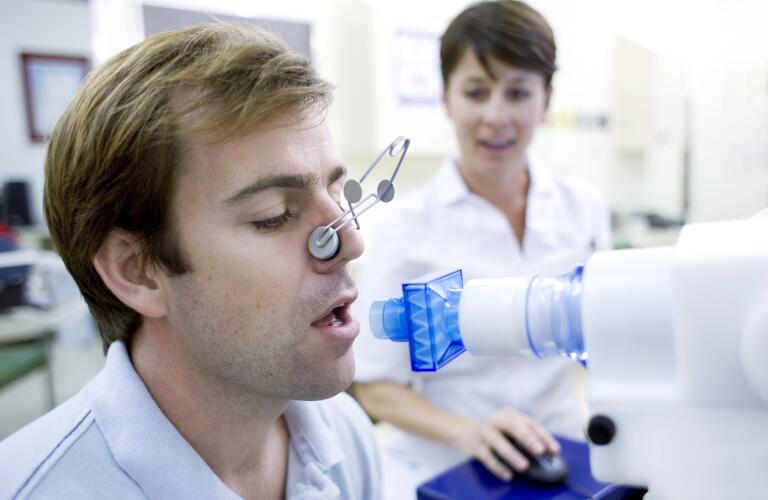 hombre sometido a una espirometría para medir la función pulmonar