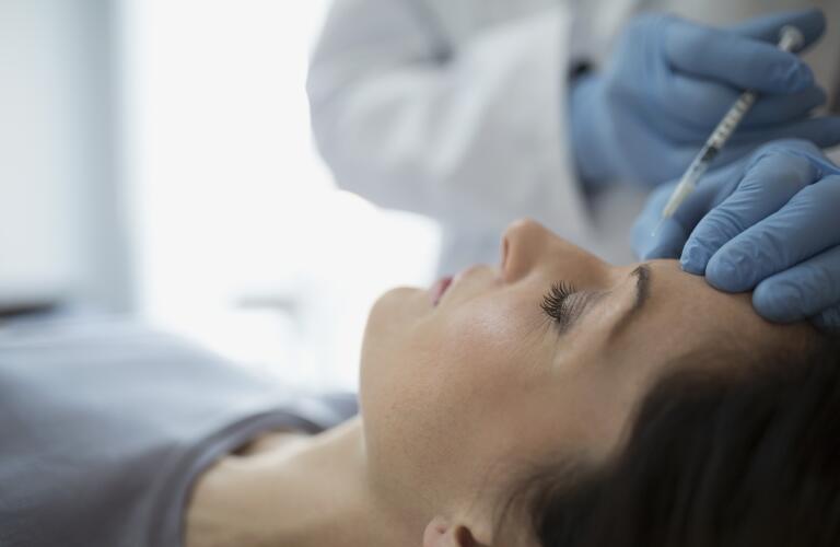 woman-receiving-botox-injection-on-forehead