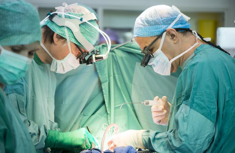 heart-surgerons-during-heart-surgery