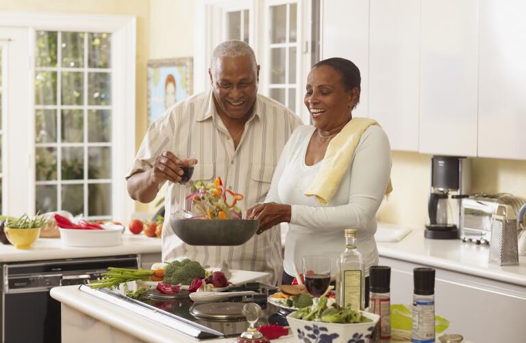 senior-couple-eating-healthy-meal
