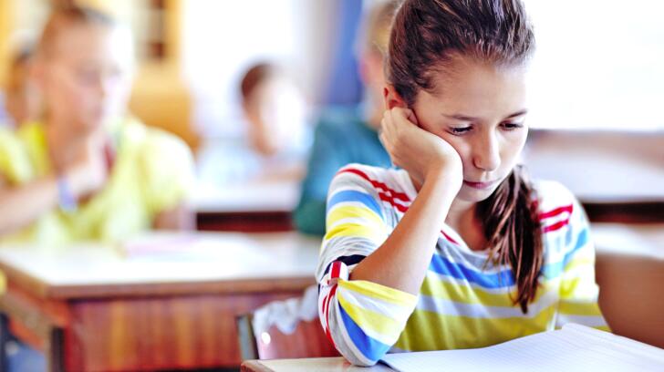 fille triste en classe