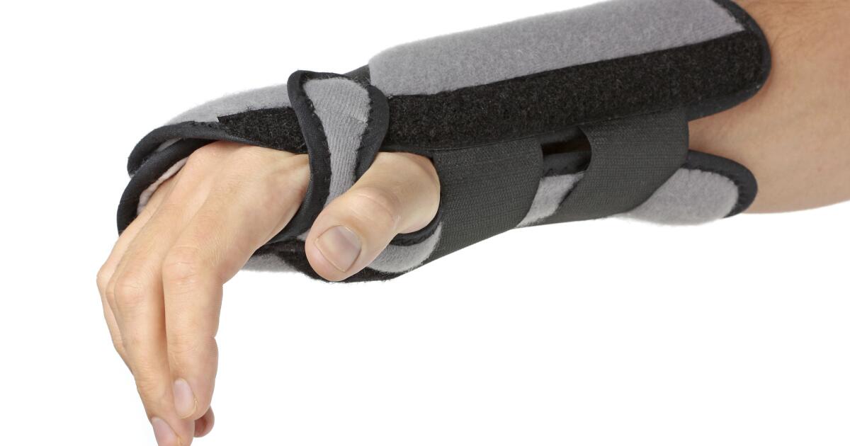 Broken Hand Symptoms, Treatment & Healing Time