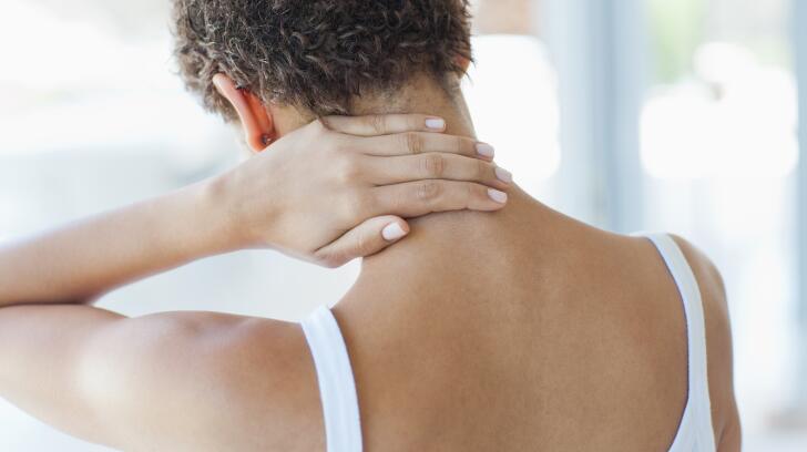 женщина, держащая затылок