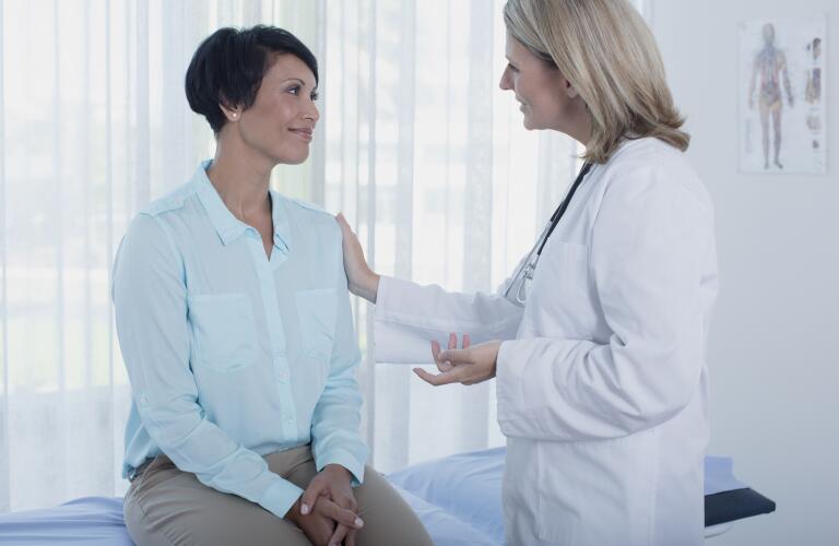 kvinna pratar med läkare