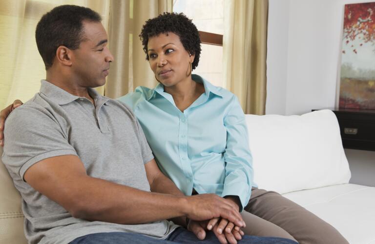 couple-having-discussion-on-couch