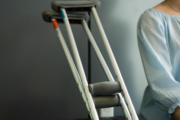 10 Tips For Getting Around On Crutches Healthgrades Com
