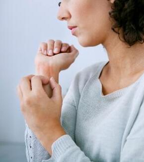 woman itching her arm