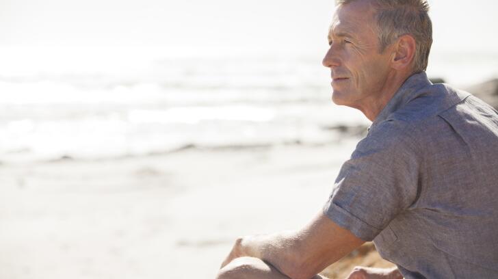 homme-assis sur la plage