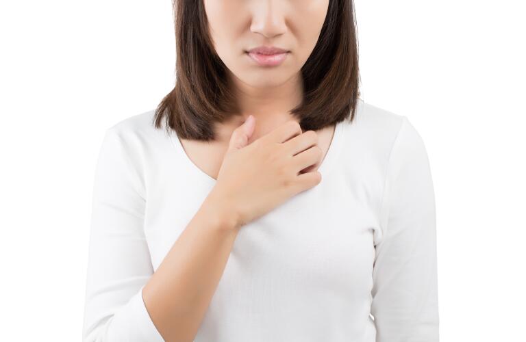woman-with-itchy-throat