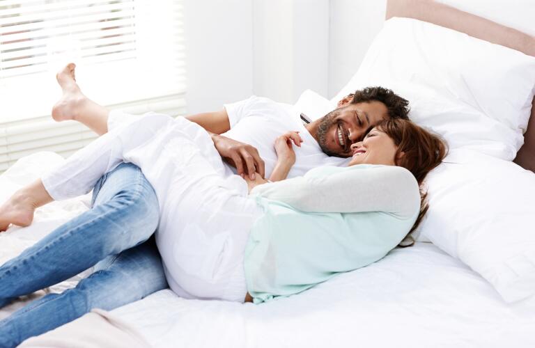 couple-in-bed