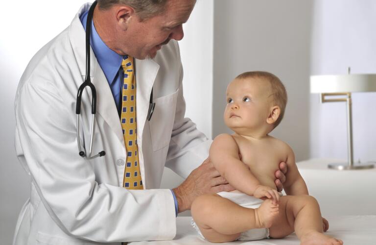 Bebek doktoru ziyaret eder