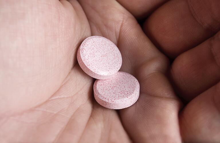 antacid-tablets-in-hand
