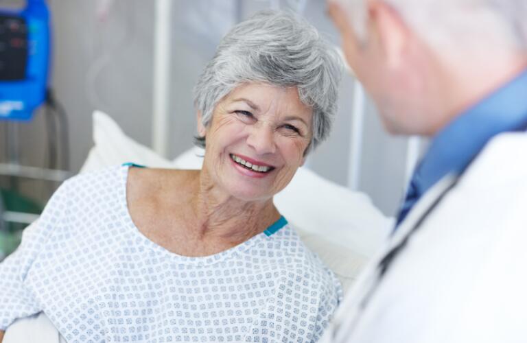 Paciente sonriendo acerca de la recuperación