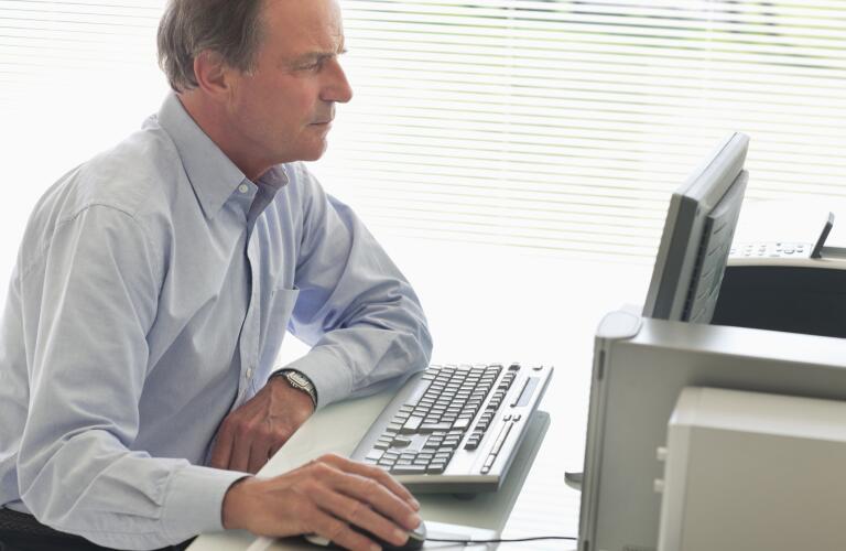 man-using-mouse-at-computer