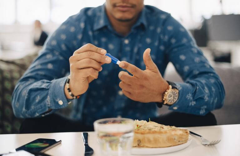 man giving self insulin shot with meal