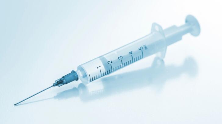 Медицинский шприц с иглой