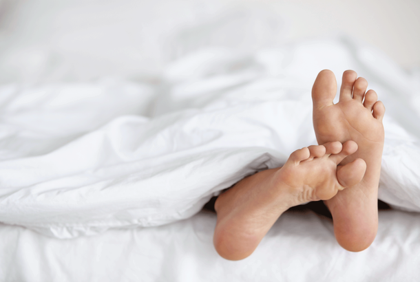 Is it normal to have itchy feet at night if you have diabetes?